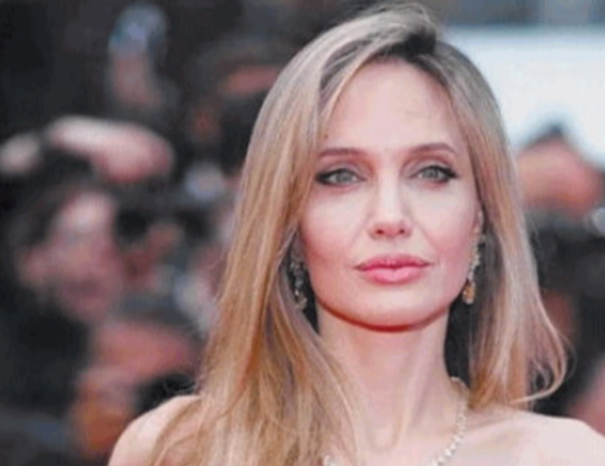 Angelina Jolie, compie 50 anni ma ha già vissuto sette vite