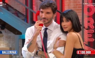 Affari tuoi, Martina Miliddi "pacco bollente": delirio proibito