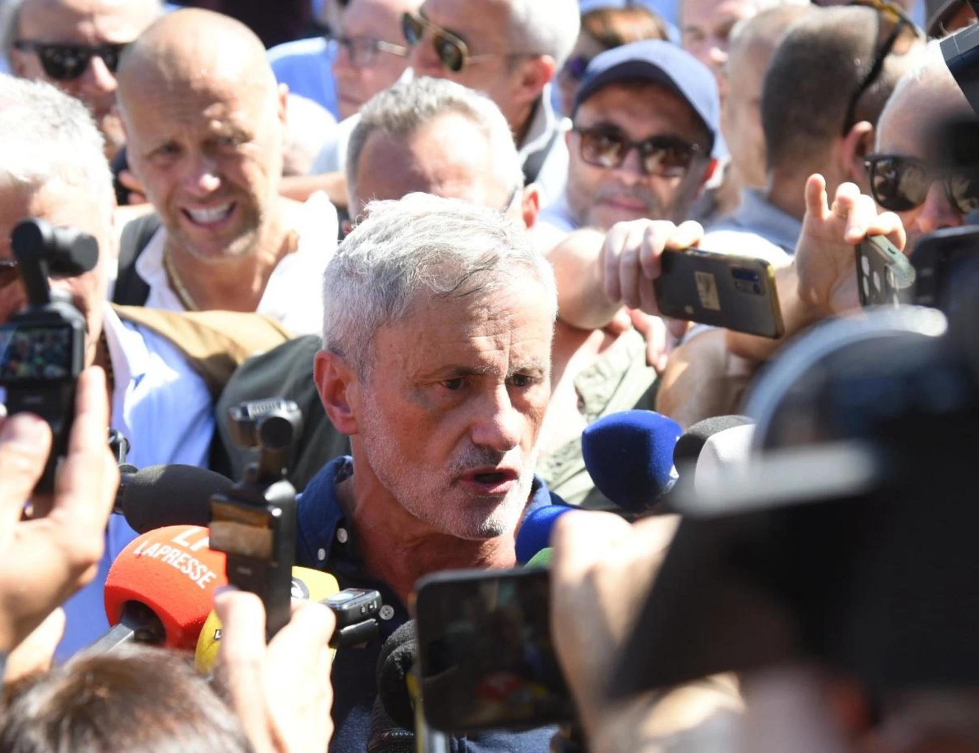 Gianni Alemanno denuncia gli orrori del carcere: "Pizzo per le docce, razzismo contro gli italiani"