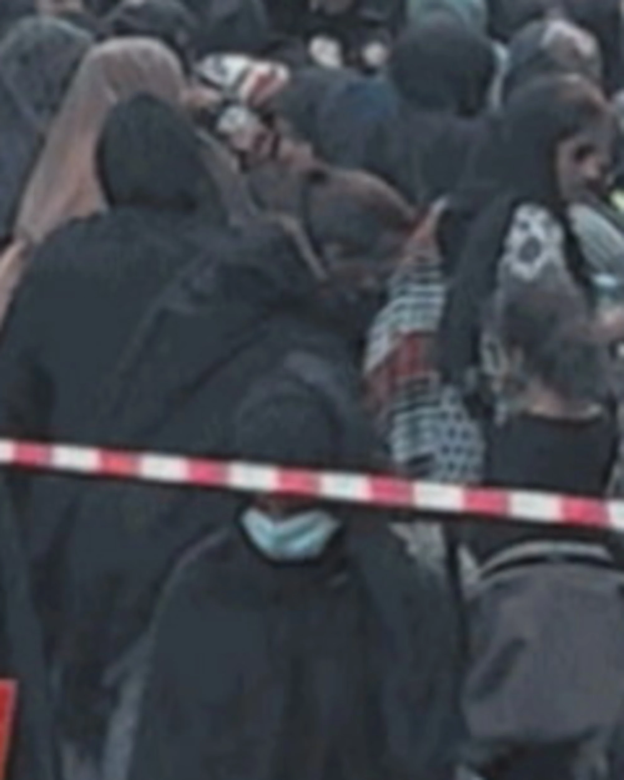 Pd. il silenzio delle donne davanti alle musulmane nel recinto