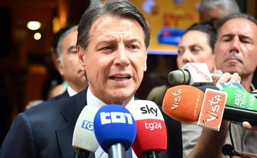 Giuseppe Conte deraglia: "Giorgia Meloni, li hai 5 minuti per l'Italia?"
