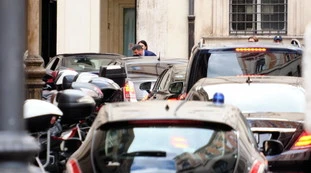 Palazzo Chigi, sfregiato il portone: scritta in vernice rossa, fermato il teppista
