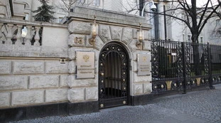 Berlino, diplomatico russo morto in ambasciata. "Tragico incidente", ma filtra una voce