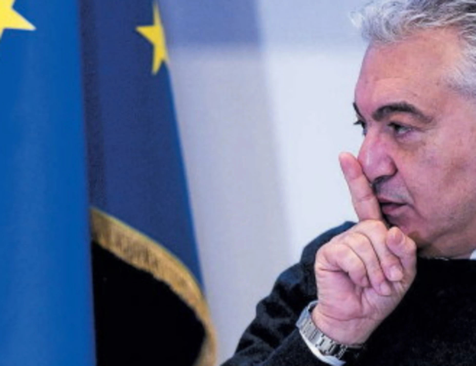 Commesse per le mascherine: ecco le chat che sbugiardano Domenico Arcuri