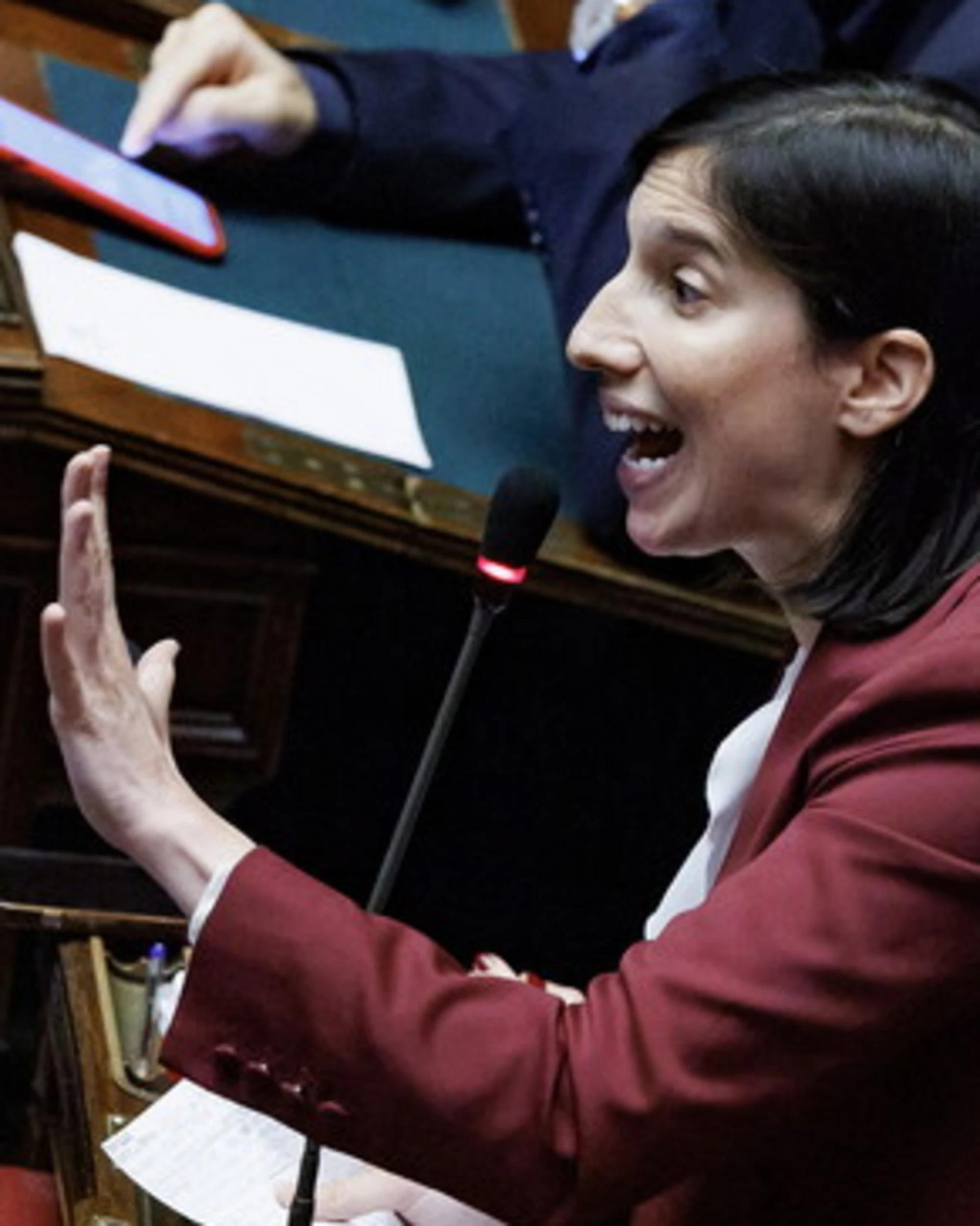 Elly Schlein, ultima farsa in aula: insegue Meloni col bigliettino