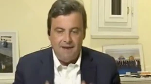 Immigrazione, Carlo Calenda suona la sveglia al governo: "Abbiamo già migranti irregolari, non possiamo permettercene altri"