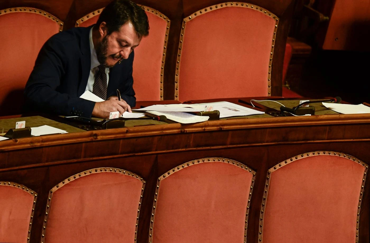 Matteo Salvini, il retroscena incrociato Pd-M5s: "Un patto politico per emarginarlo, ci sta anche Berlusconi"