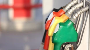 Benzina, l'Italia piomba nell'incubo: ecco dove volano i prezzi a ridosso del grande esodo