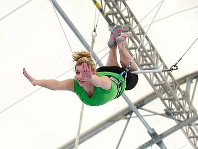 Trapezi, sbarre e percorsi acrobatici: spopola l'addio al nubilato 'alternativo'