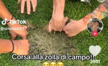 Juventus, i tifosi strappano l'erba dello Stadium: esordio a rischio