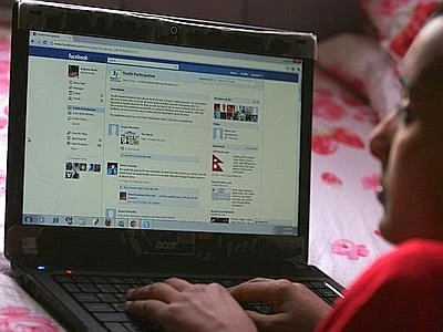 Treviso, 15enne 'ruba' profilo Facebook: costretto a mangiare escrementi