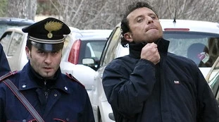 Francesco Schettino incontra Chico Forti: &quot;Il comandante le vuole parlare&quot;