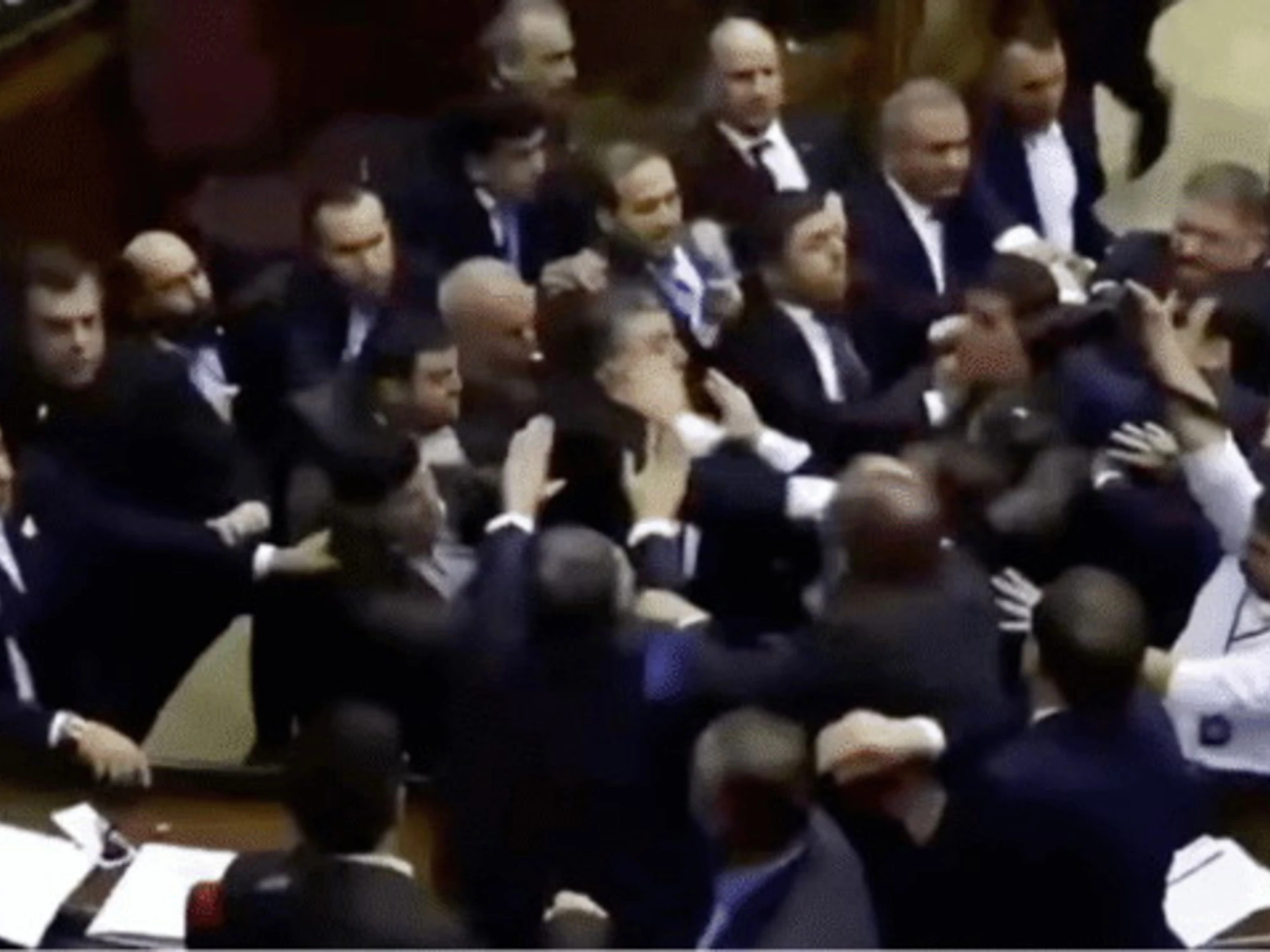 Armenia: botte, calci e pugni in Parlamento