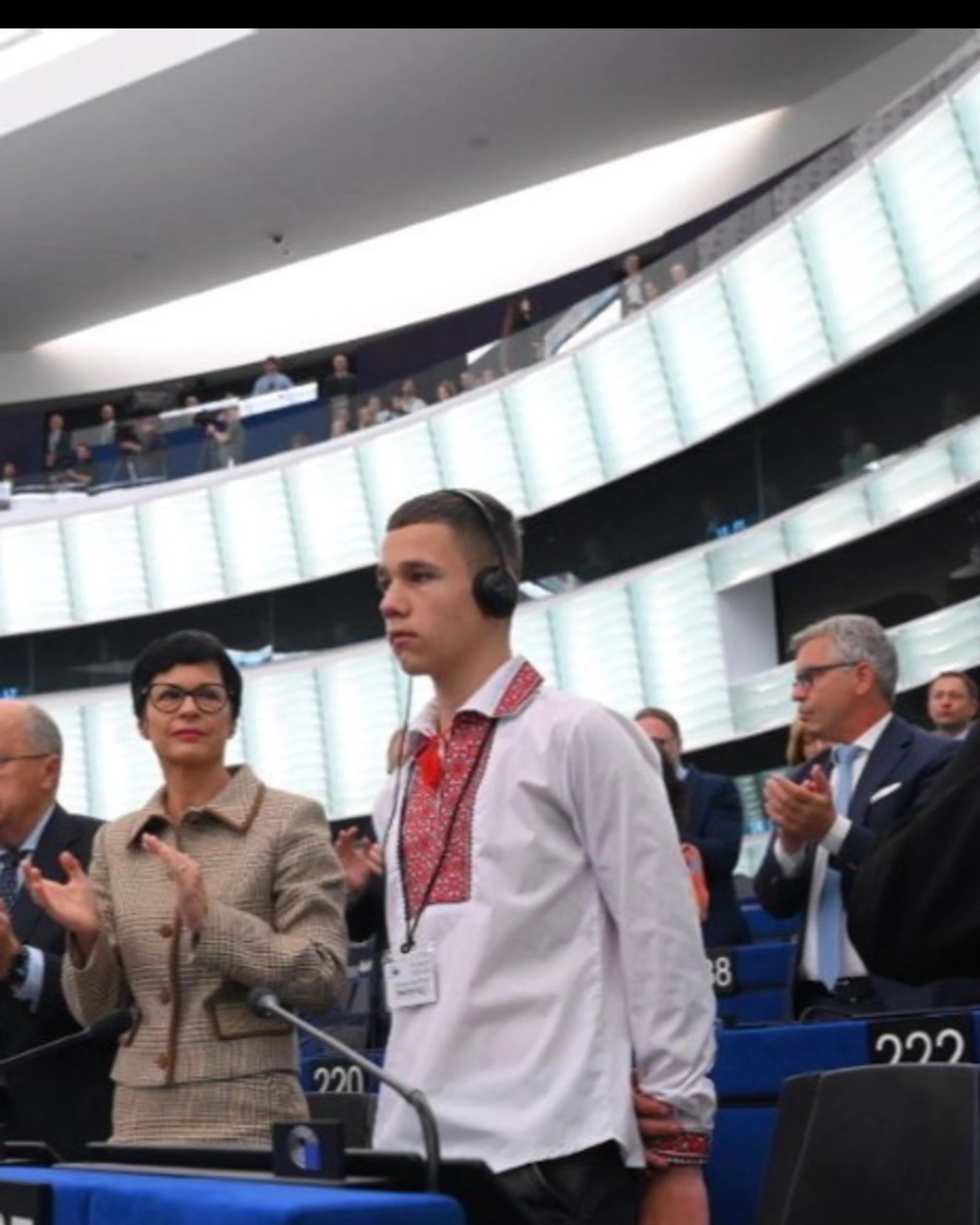 Von der Leyen porta Sasha all'Europarlamento: attacco diretto a Putin