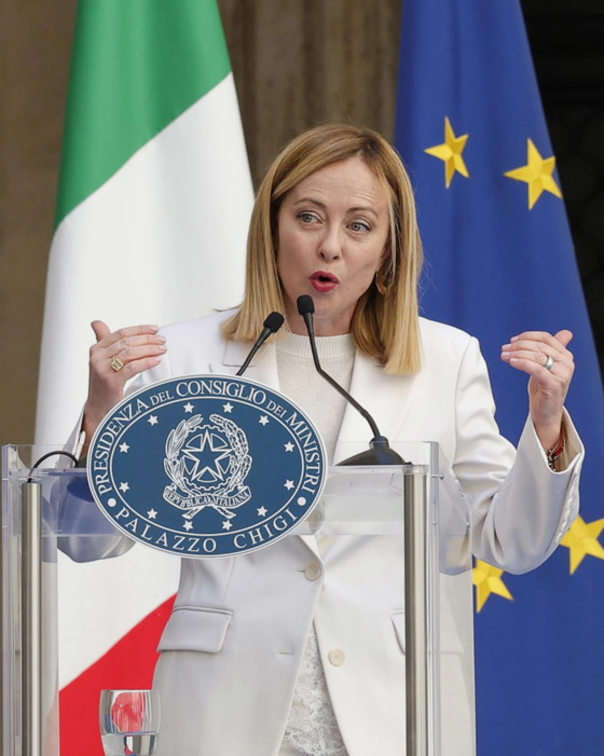 Meloni dà la sveglia alla Ue: "Sospendere il Green deal sull'automotive"