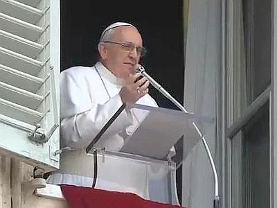 Papa Francesco, appello all'Angelus: "Preghiamo per i cristiani perseguitati"