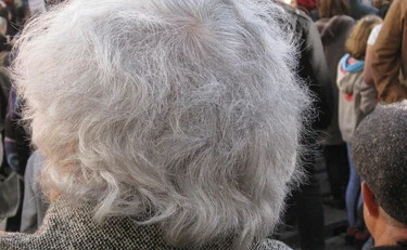 Capelli grigi, addio (senza tinta): la scoperta scientifica cambia tutto