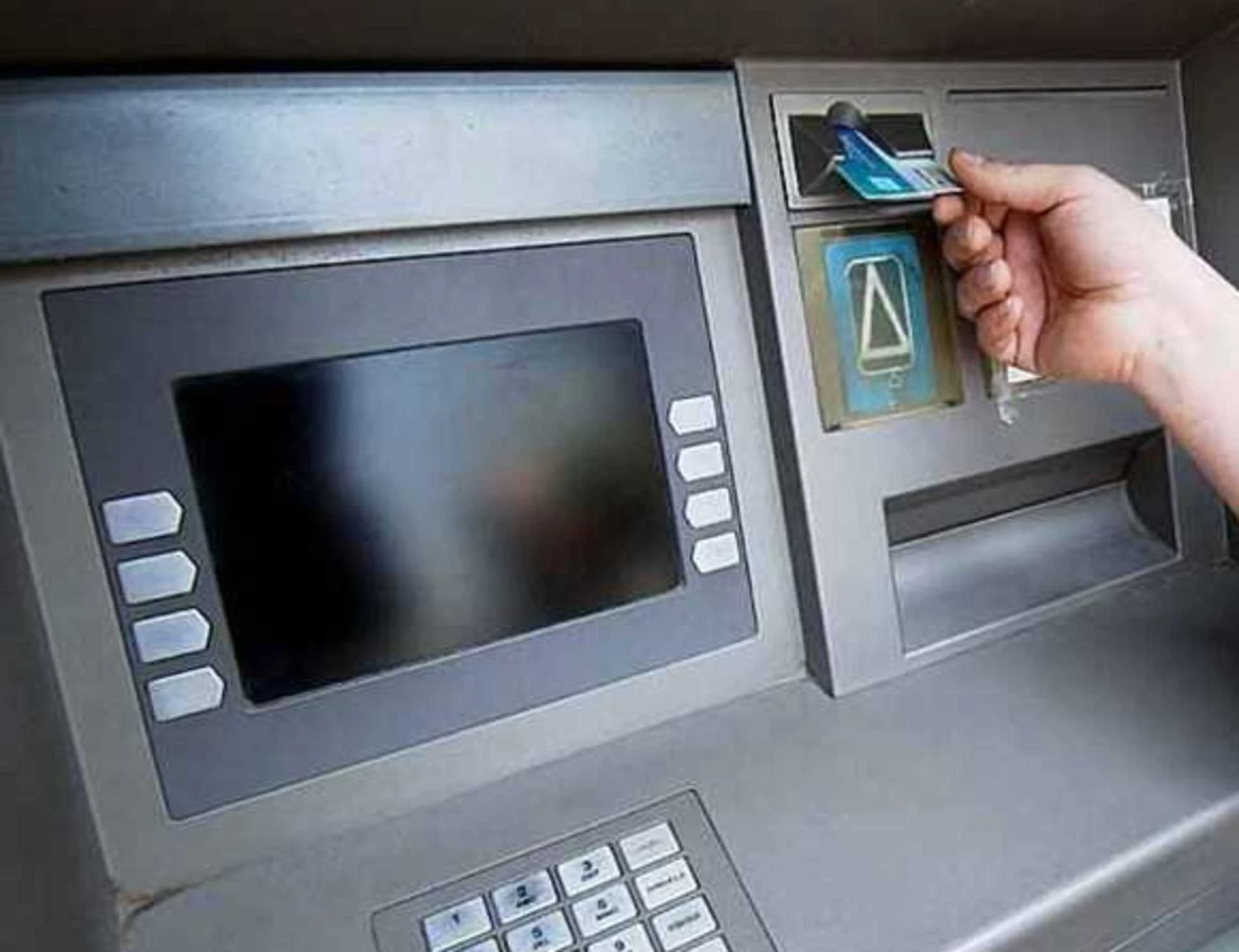 Milano, denudato e costretto a prelevare: 15enne ostaggio per un'ora