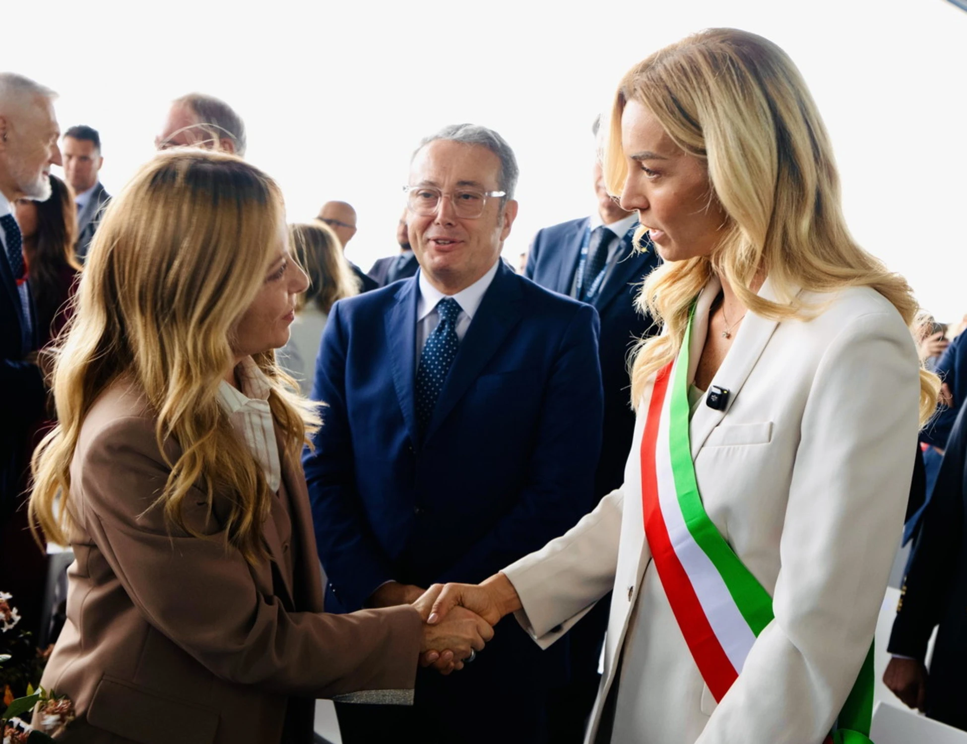 Silvia Salis "lasciata giù dal palco": il Pd dà i numeri, fango su Meloni