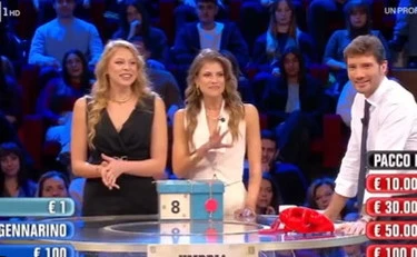 Affari tuoi, ormone impazzito per le due sorelle: "Dentro e fuori"