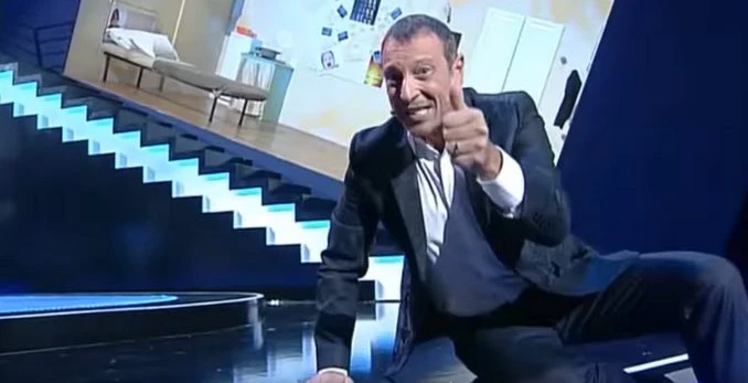 Ora o mai più, Amadeus rientra subito in tv: il regalino dai piani alti della Rai, cosa lo mandano a fare