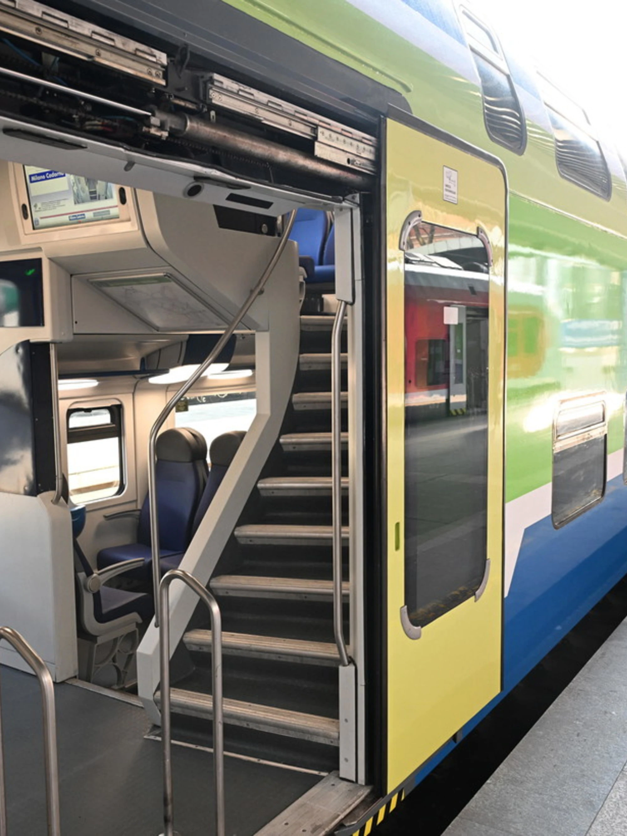 In sei mesi sui treni Mi-Co undici episodi di vandalismo. E ora i droni li pattuglieranno