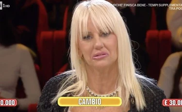 Affari Tuoi, scoppia la bufera su Donatella: "Mi fai pena"