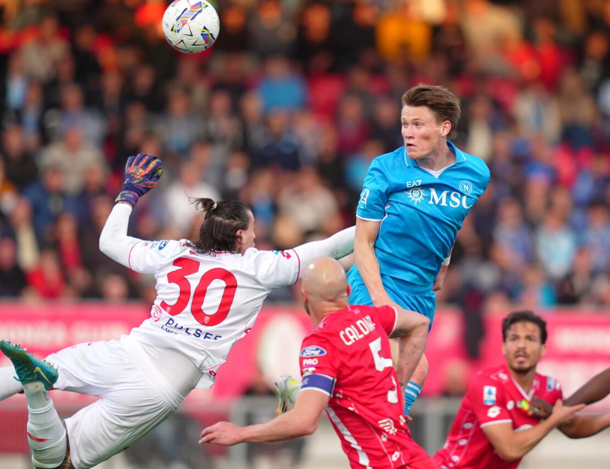 Il Napoli vince a Monza: McTominay fa paura all'Inter