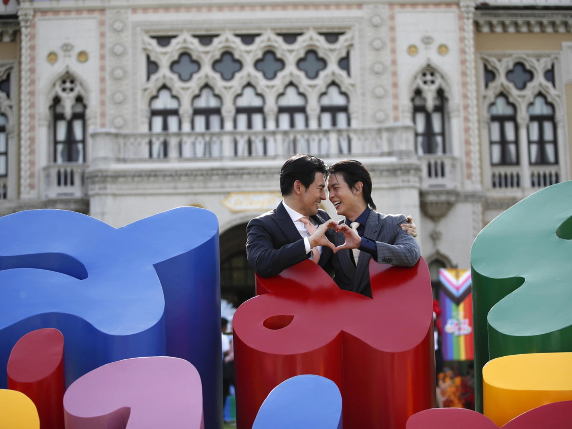 Ue, la Corte di giustizia: "Obbligatorio riconoscere le nozze gay"