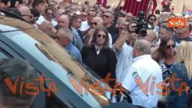 Piazza rossonera per Baresi durante il funerale