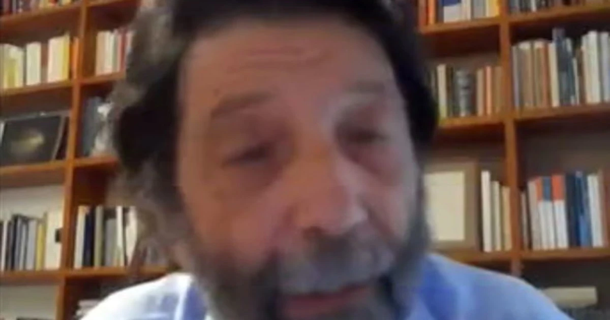 Massimo Cacciari a Otto e mezzo, la Gruber lo incalza: "Ma Berlusconi e il coronavirus?". Lui le sbuffa in faccia