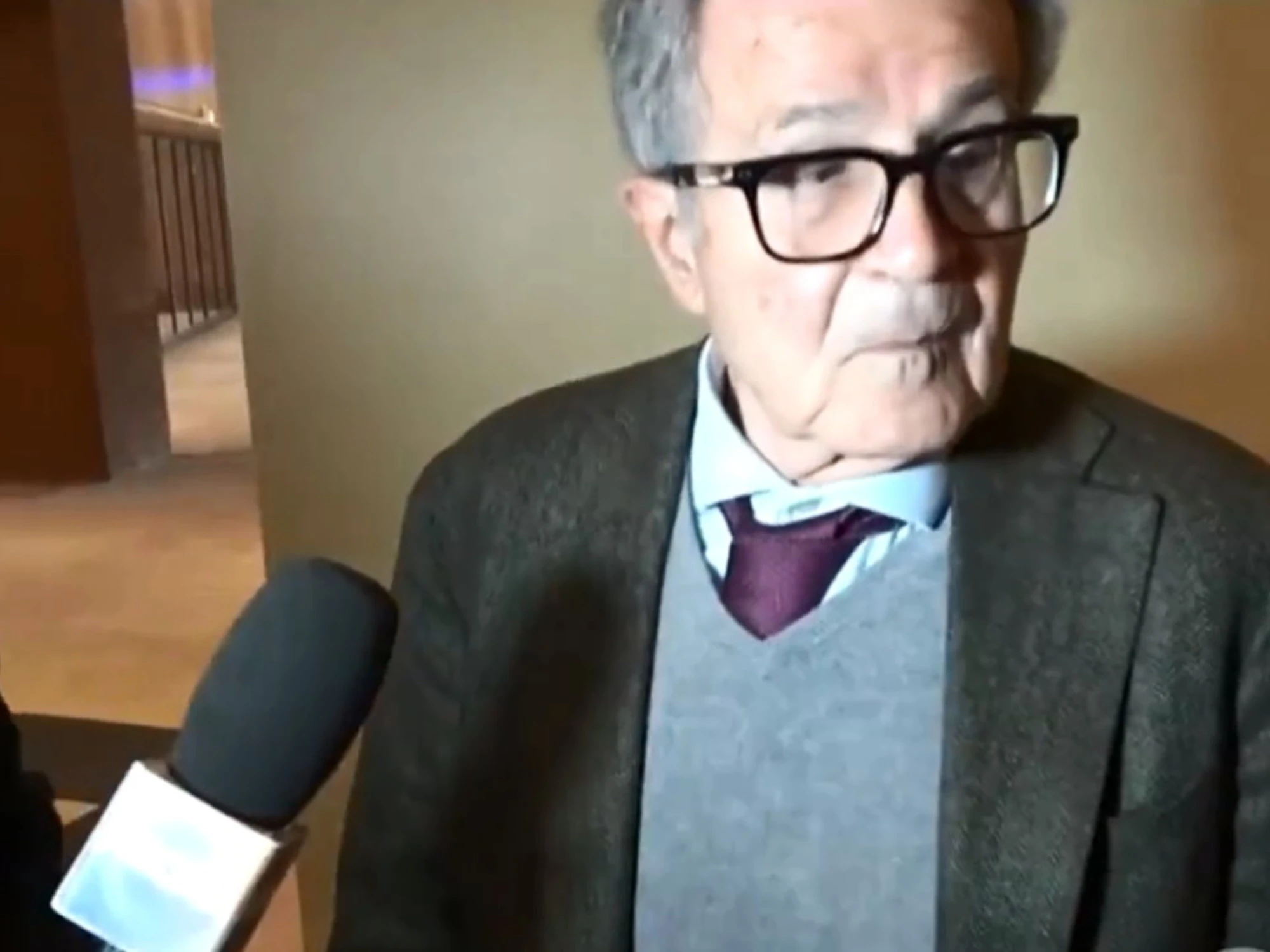 Prodi sbotta con la giornalista, l'accusa di Rete4: "Tirata di capelli". Lui smentisce: "Mai strattonata"