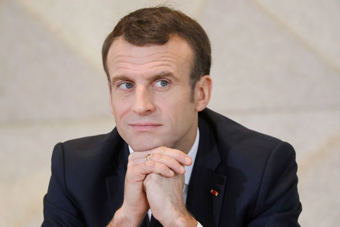 Emmanuel Macron insulta pure i francesi: "Non hanno voglia di fare niente"