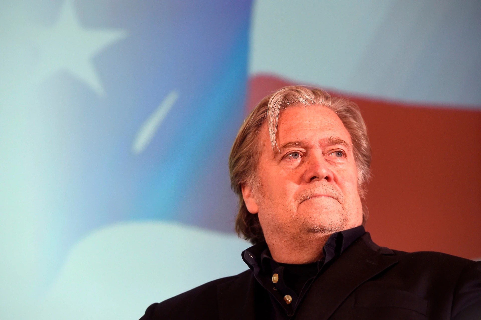 Steve Bannon contro Papa Francesco: "Sta con i ricchi e i potenti del mondo"