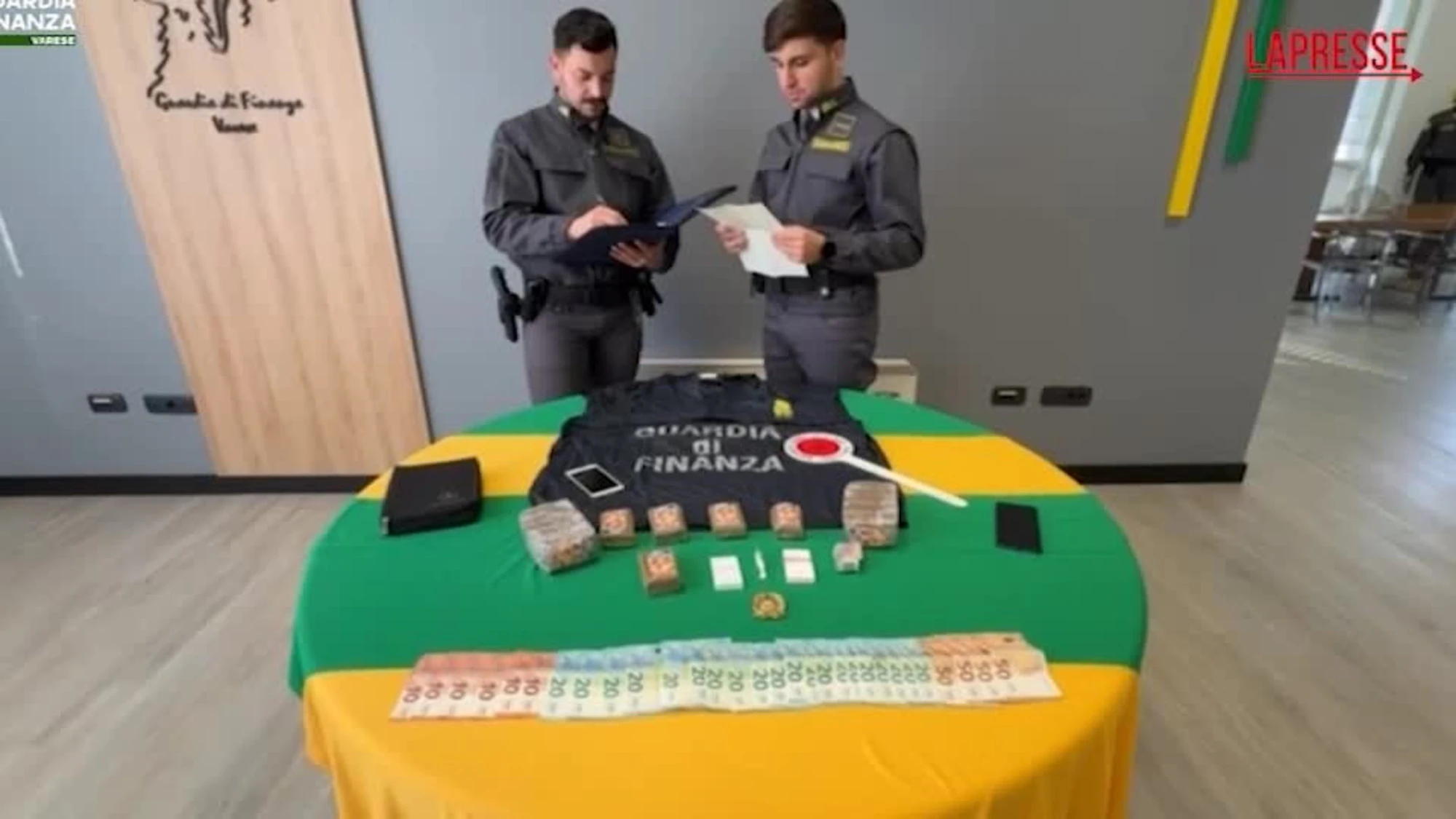 Varese, sorpreso in auto con cocaina, hashish e soldi: arrestato