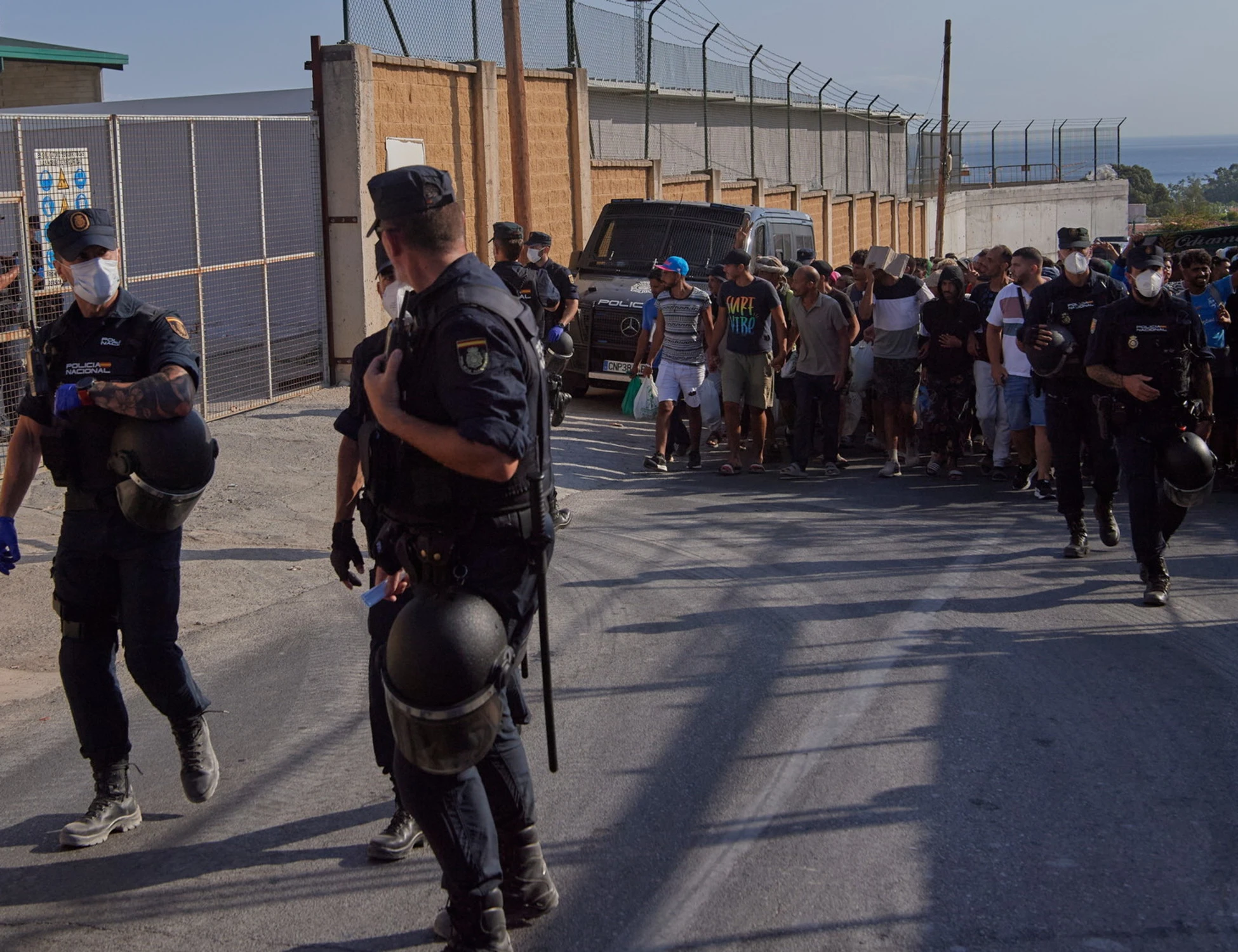 Ceuta, "ai migranti acido e stagnola per gli ordigni contro la polizia": nel mirino una ong tedesca