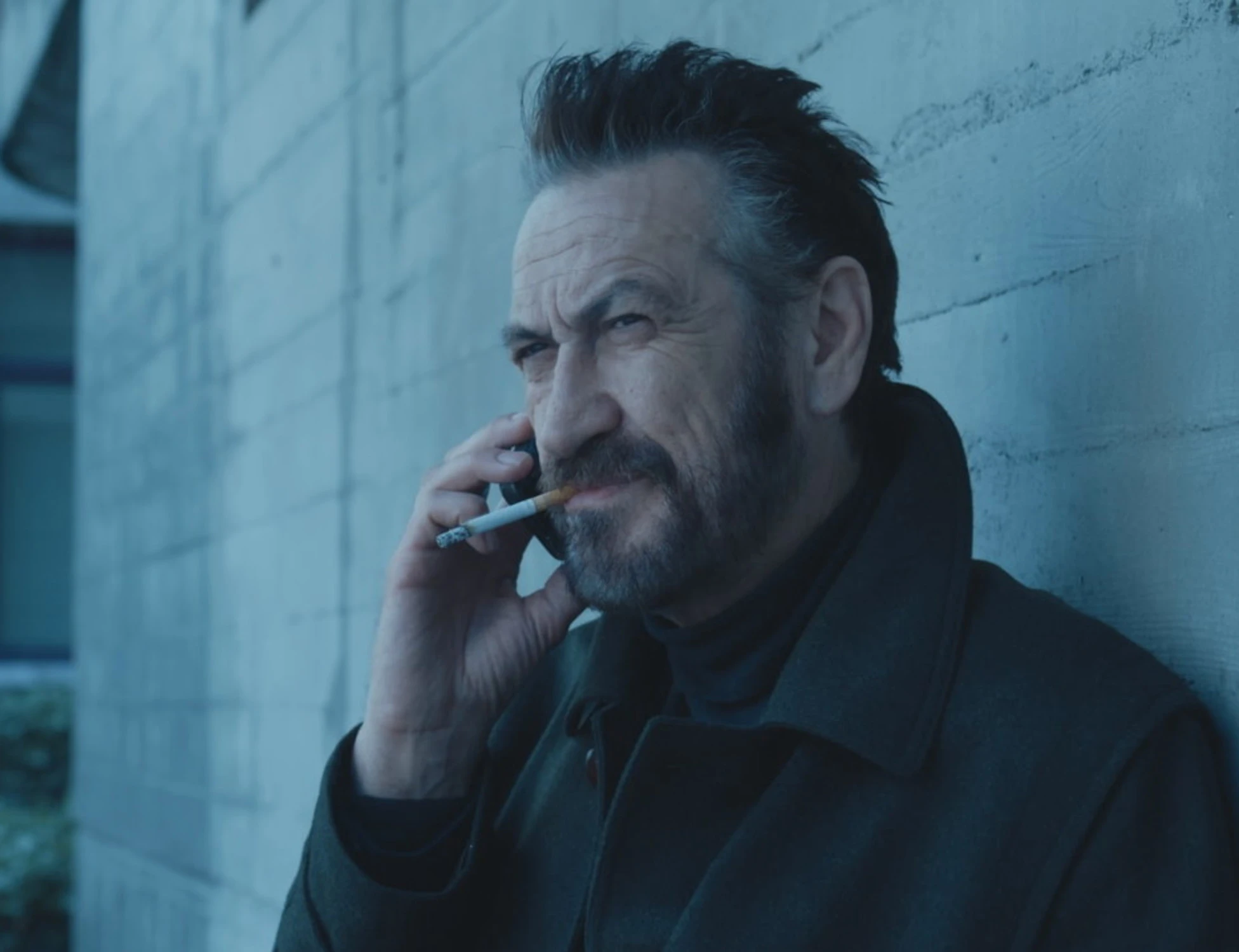 Marco Giallini finisce a terra con violenza: sospeso "Rocco Schiavone"