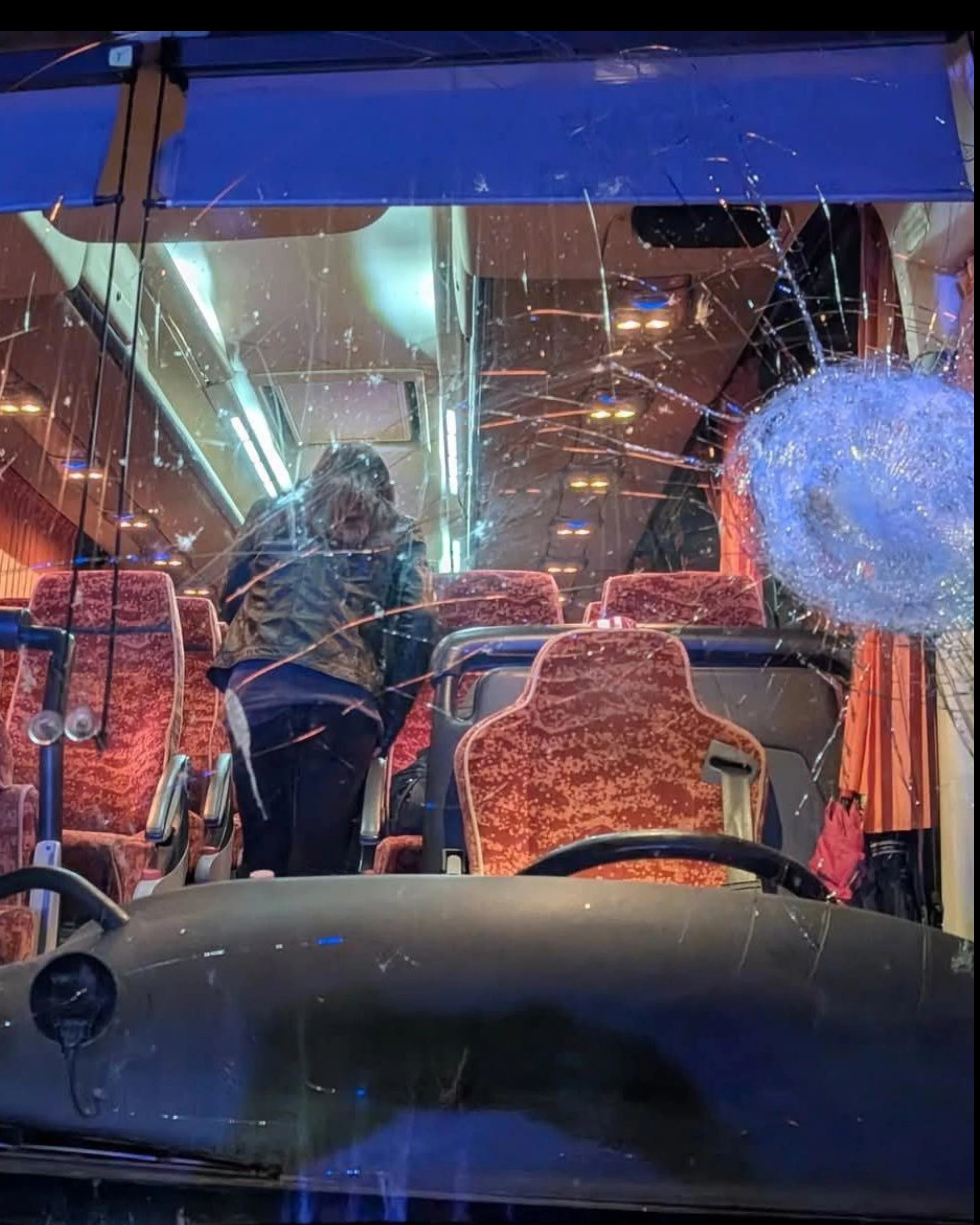 Terni, agguato dei tifosi al pullman del Pistoia basket: sassaiola, morto l'autista