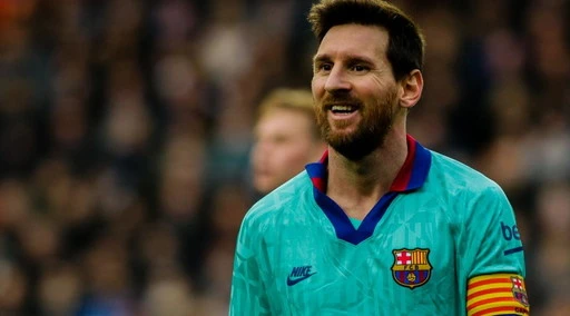 Leo Messi, lo strano rinnovo col Barcellona: altri cinque anni a stipendio dimezzato. Rinuncia a 71 milioni