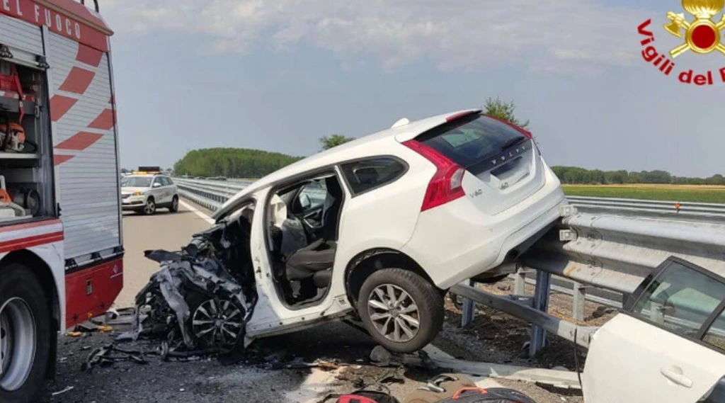 Inferno sull'A7, auto contromano: due morti e tre feriti, chiuso un tratto autostradale