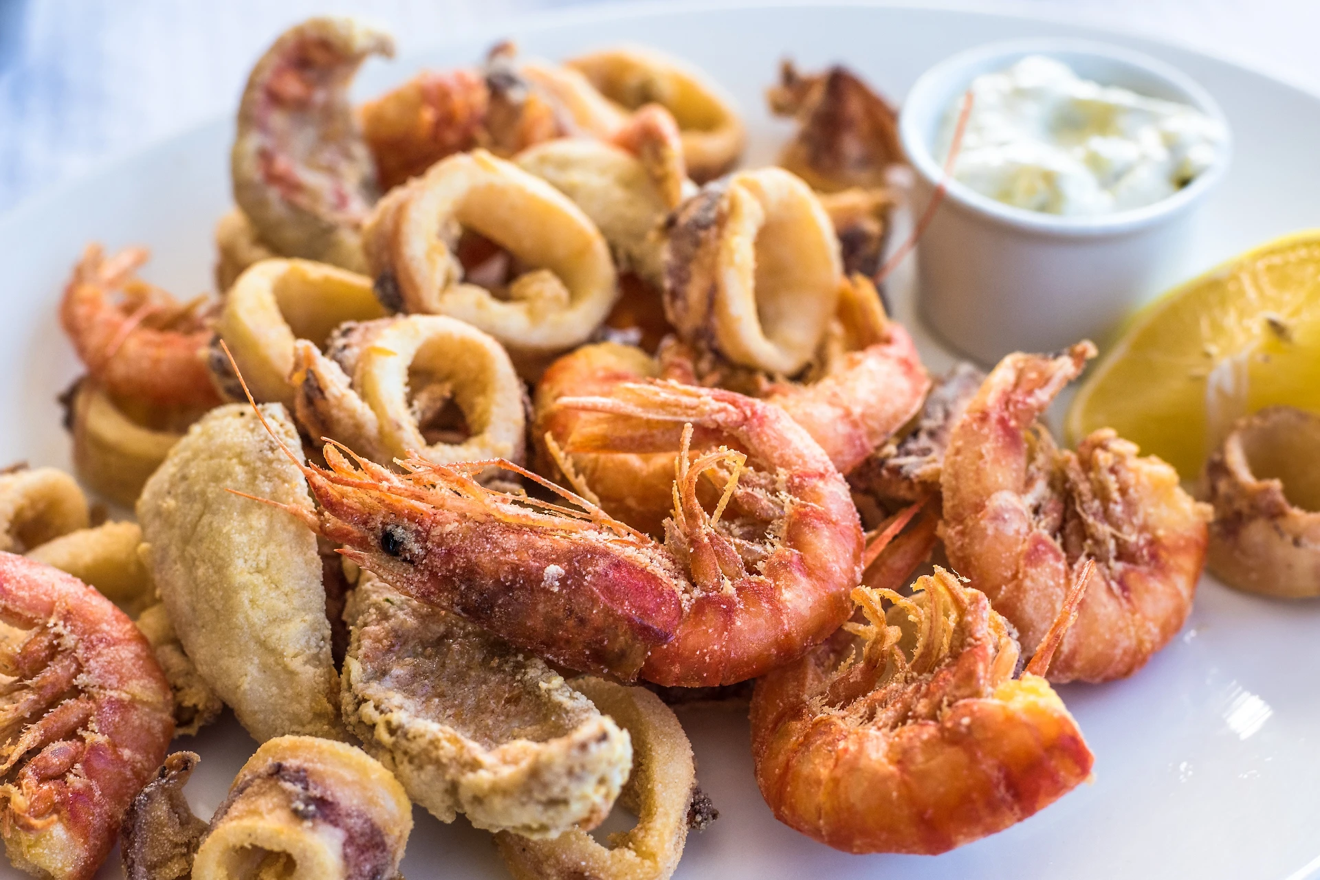 Venezia, quattro turisti giapponesi pagano 1100 euro un fritto misto e carne: la denuncia