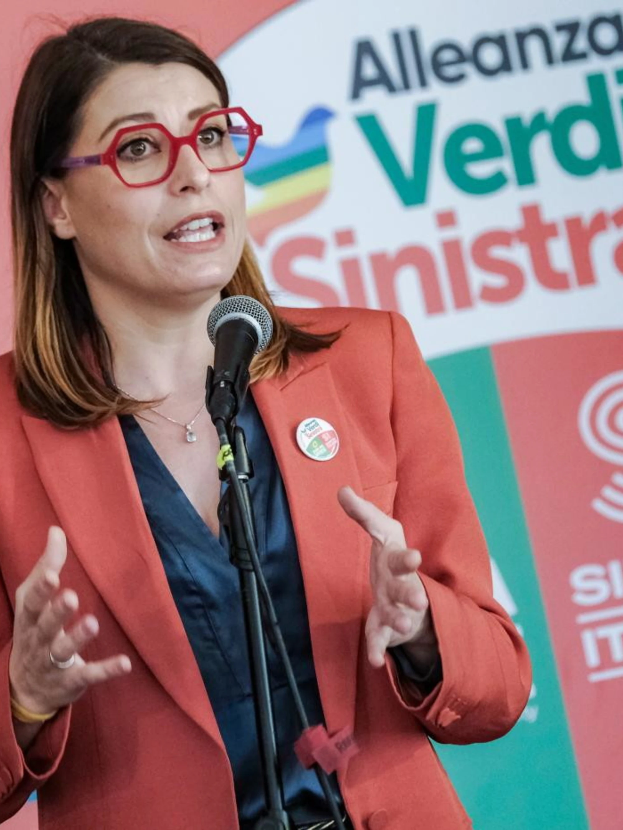 Tesla, Elisabetta Piccolotti deraglia ancora: "Io figh*** sinistra? Ecco la mia famiglia!"