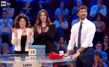 Affari tuoi, Elisa derisa pure da De Martino: "Non ho parole"