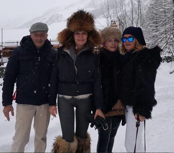 L'incredibile Santanché delle nevi: ecco come si è presentata a Courmayeur. E Sallusti sbaglia cappello