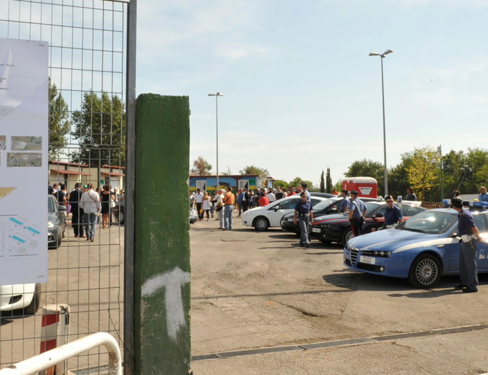 Roma, tiro a segno a colpi di carabina sui poliziotti: orrore al campo rom