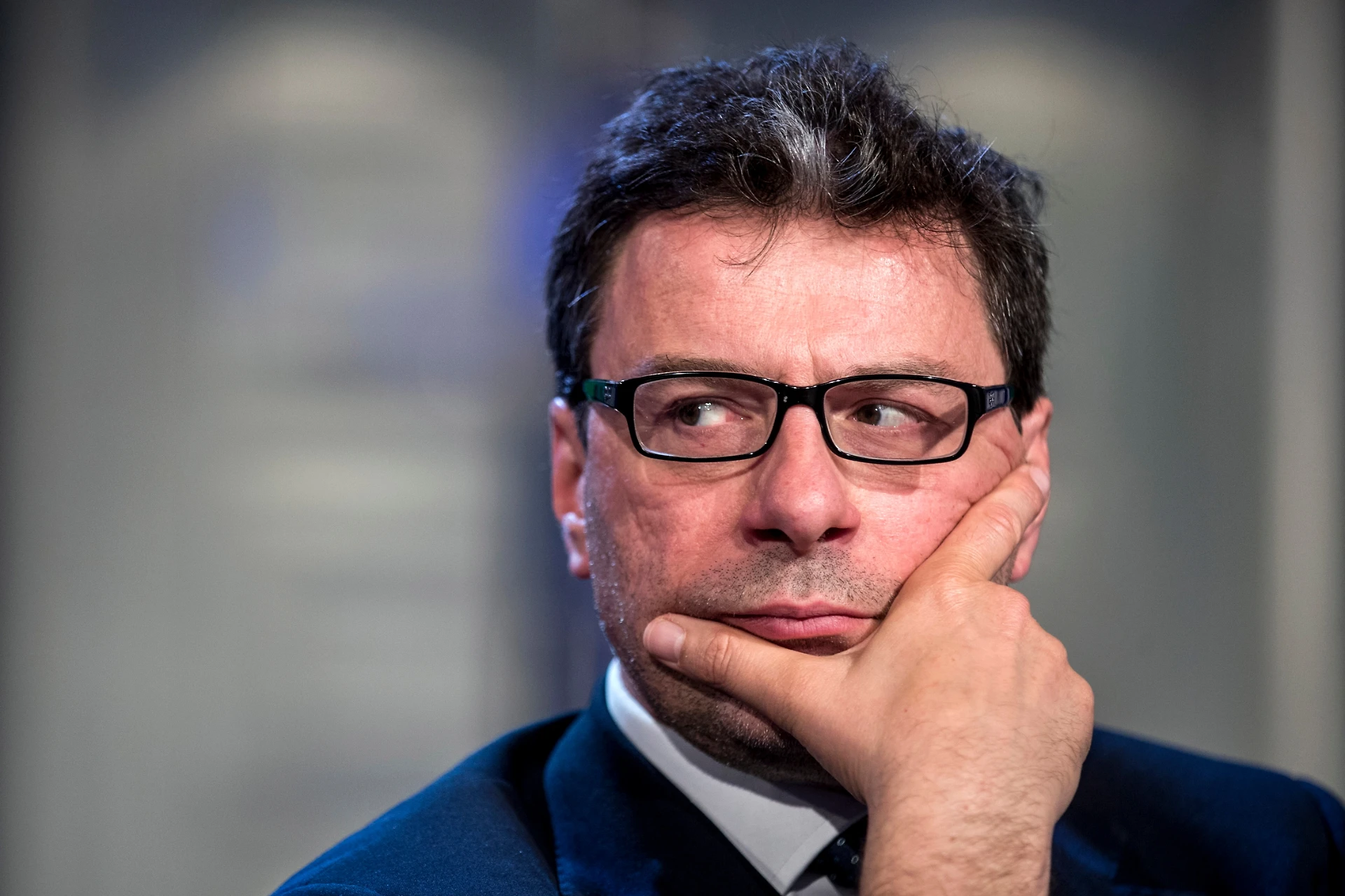 Giancarlo Giorgetti, la rivolta dei grillini contro il leghista: "Ci sta sabotando"