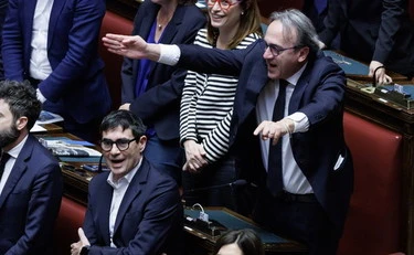 Sinistra, la faccia come il tycoon: toh, pur di infangare Meloni...