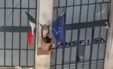 Firenze, il video sui social: "L'immigrato stacca il Tricolore e ci sputa sopra"