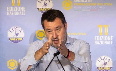 Salvini "non c'è alla parata del 2 giugno". La sinistra attacca, lui la zittisce: "Cosa stavo facendo"