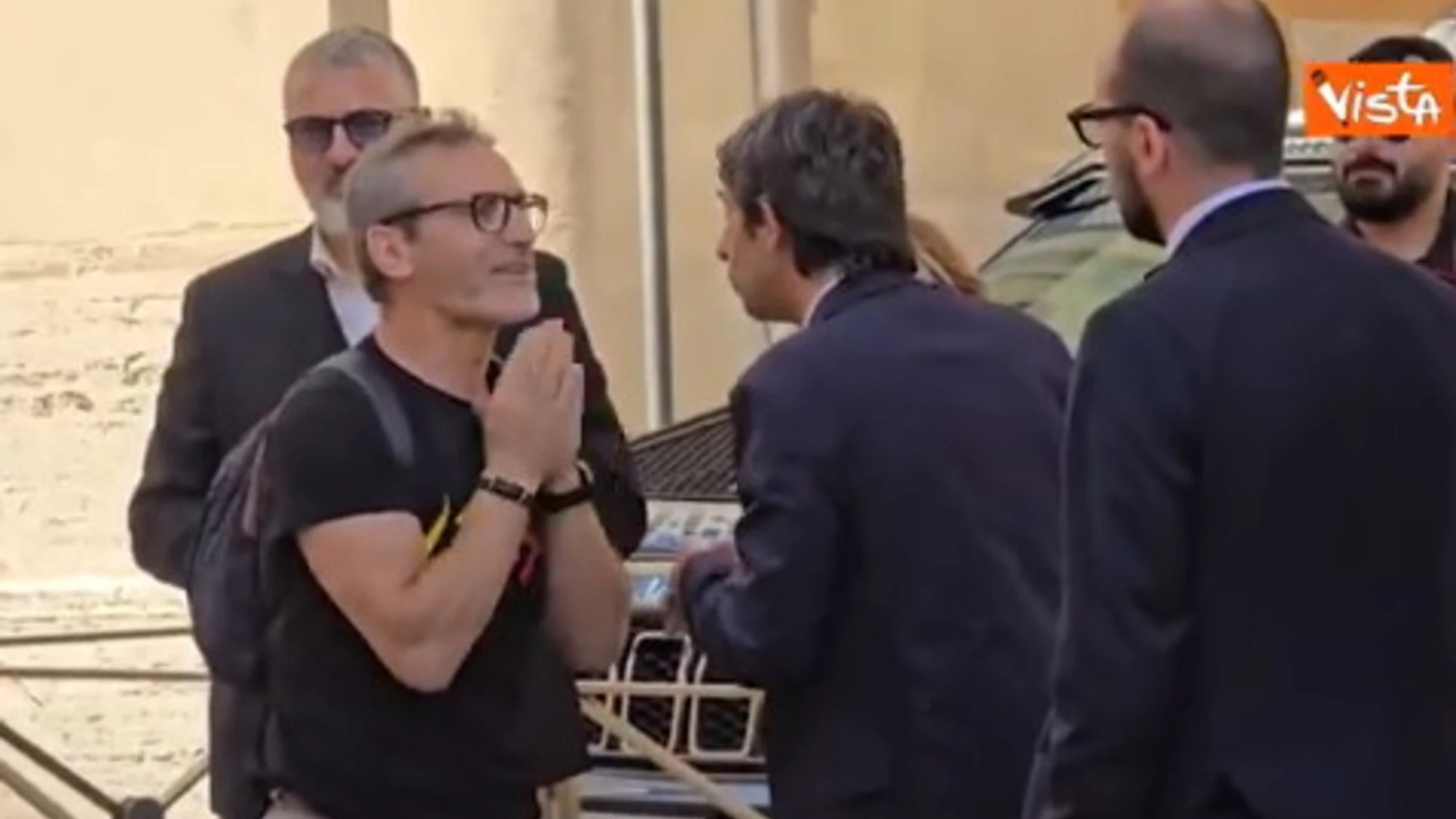 Giovanni Donzelli insultato dal contestatore pro migranti: "Bast***, stro***"